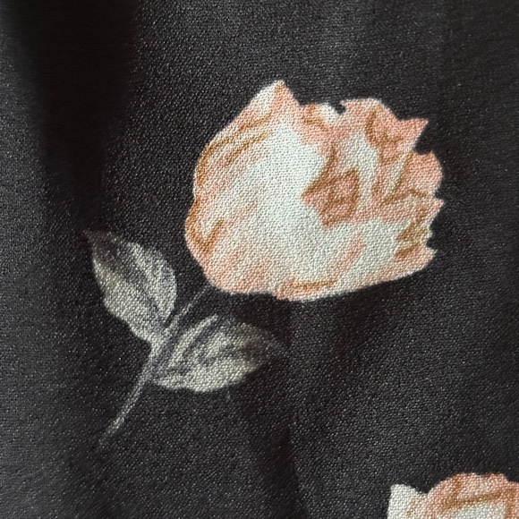 BRAND NEW Essue Womens Black Floral Pleated Fashion Shorts - Size M - Picture 4 of 4